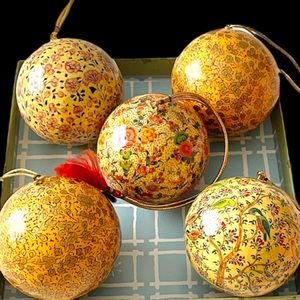🇮🇳 INDIA 4 VINTAGE HAND PAINTED CHRISTMAS / HOLIDAY LACQUERED DECOR ORNAMENTS